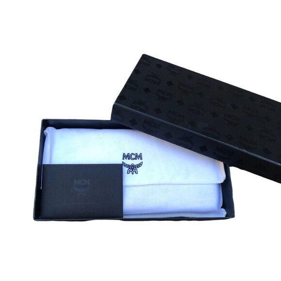 Red MCM Wallet With Removable Strap - Picture 15 of 16